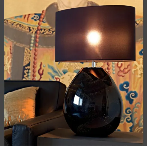 Lampada da tavolo Tosca con vaso in vetro nero e oro e paralume in tessuto di Le Fablier