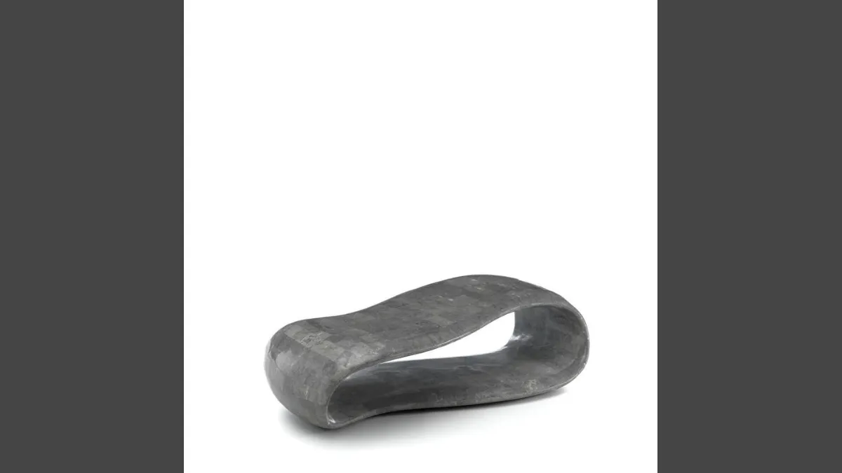 Tavolino sinuoso in compensato marino ricoperto da tasselli di pietra fossile Scarf di Stones