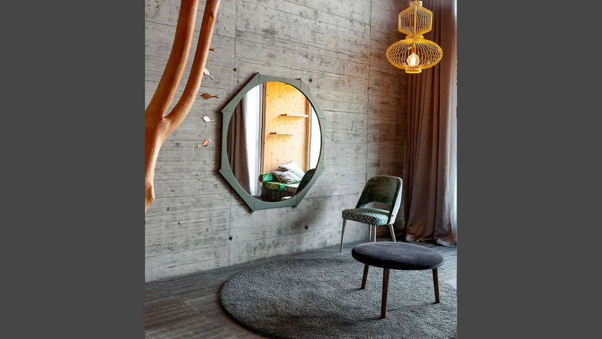 Specchio Colibri con cornice in legno di Rovere di Devina Nais