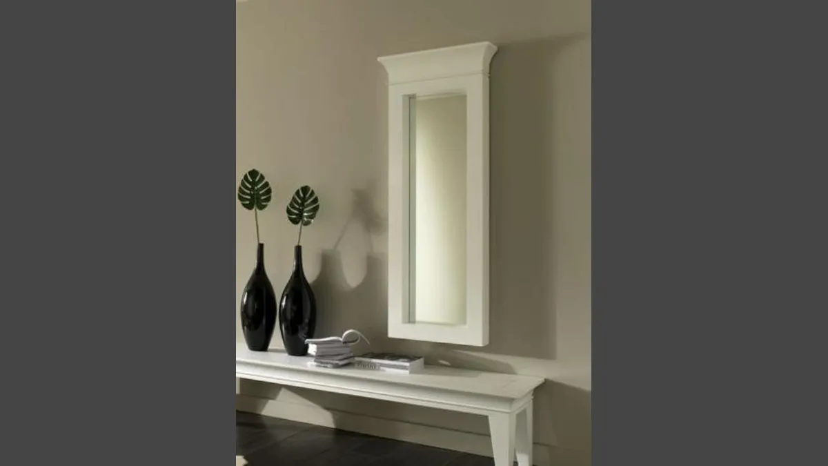 Specchio con capitello con cornice in legno laccato bianco di Stones