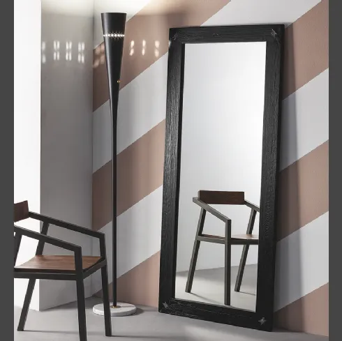 Specchio Elephant con cornice in legno massello di Rovere laccato Nero di Devina Nais
