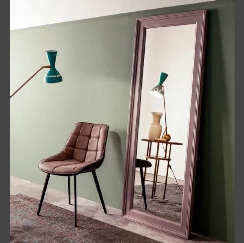 Specchio Keystone con cornice in legno laccato di Devina Nais