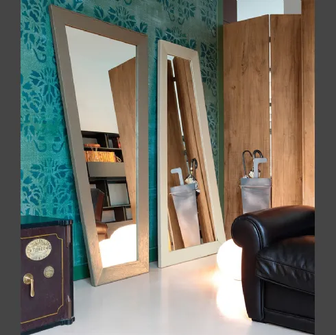 Specchio Trapezio con cornice in legno di Devina Nais
