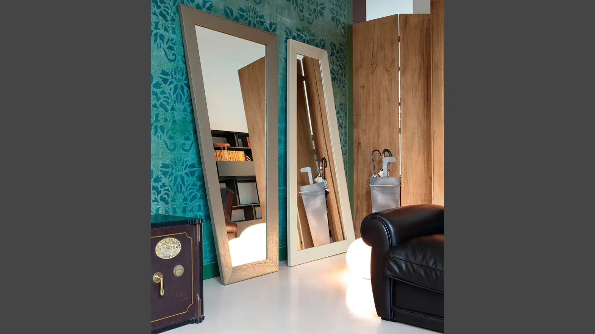Specchio Trapezio con cornice in legno di Devina Nais