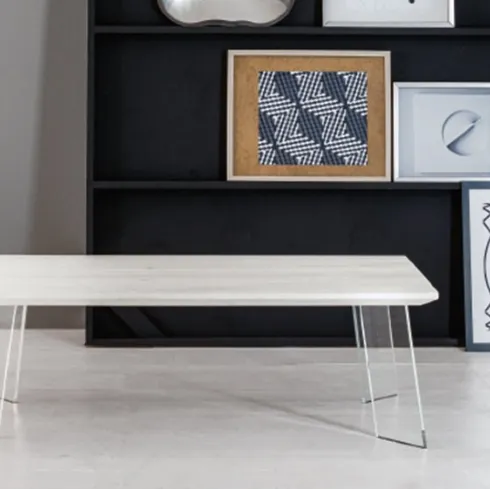 Tavolino Swing con top in Rovere massello e gambe in vetro trasparente di Devina Nais