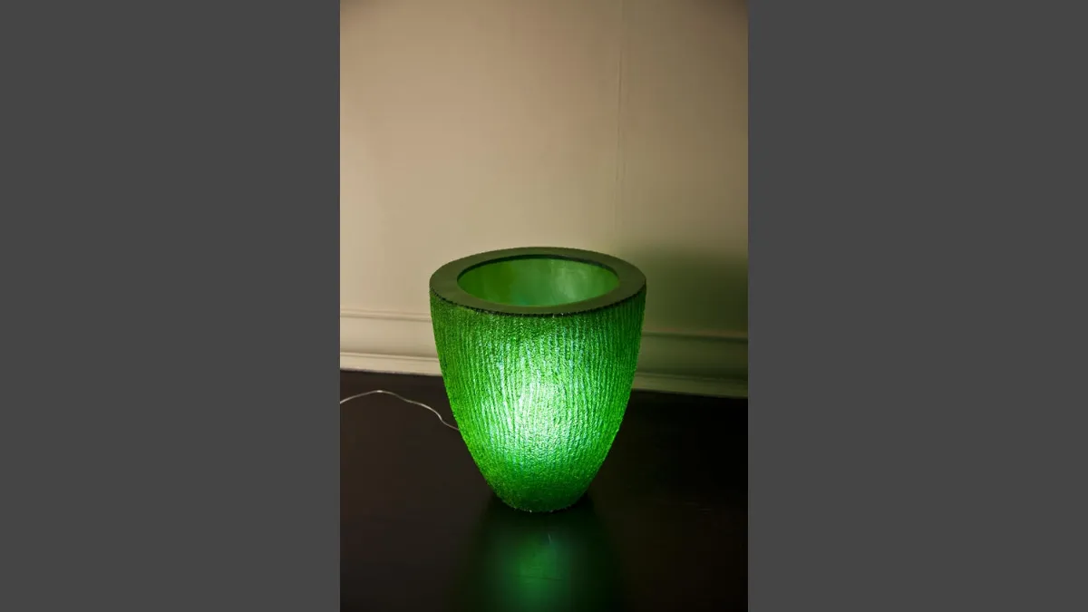 Vaso verde in resina con luce interna di Stones