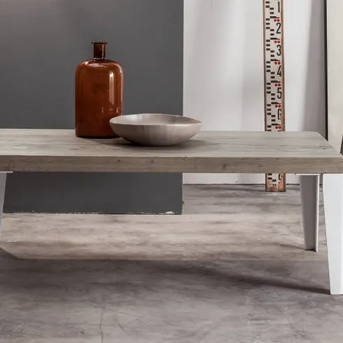 Tavolino Wood in legno di Rovere massello con gambe in ferro laccato Bianco di Devina Nais