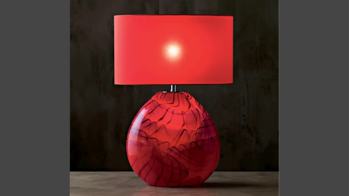 Lampada da tavolo Boheme con vaso in vetro rosso, nero e oro e paralume in tessuto rosso di Le Fablier