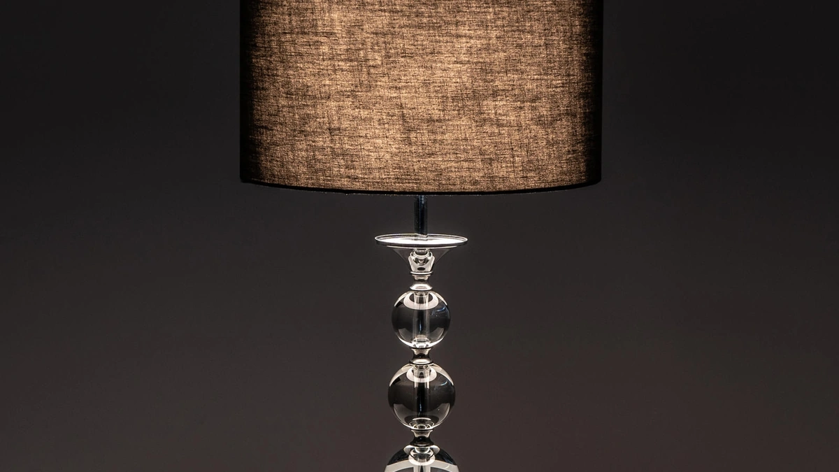 Lampada da tavolo Giuditta in plexiglass con paralume in tessuto di Stones