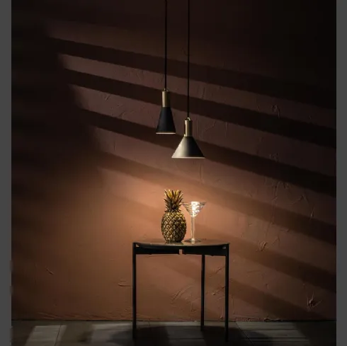 Lampada a sospensione Lince in metallo con decoro in ottone verniciato di Stones