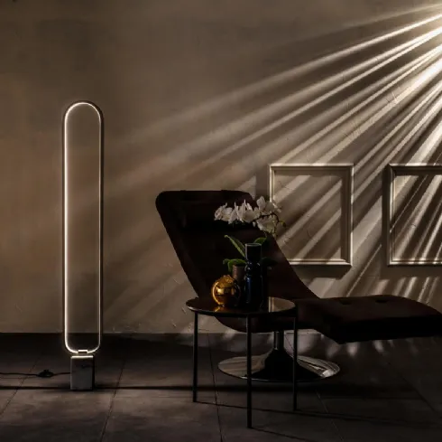 Lampada da terra a LED Naos in metallo con base in marmo di Stones