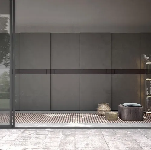 Armadio con ante scorrevoli Comp 328 in spatolato con inserto in frassino di Mobilgam