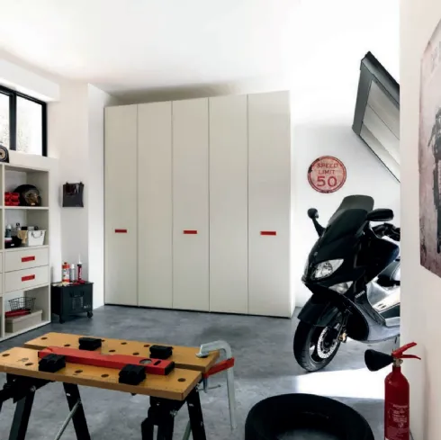 Armadio con ante battenti in laminato quarzo, ideale per organizzare qualsiasi ambiente NC308 di Moretti Compact