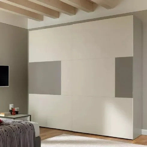 Armadio con ante scorrevoli che associano pannelli in nobilitato quarzo a pannelli laccati colore tortora NC204 Zone D di Moretti Compact