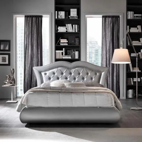 Letto Boheme in ecopelle Argento di Susan imbottiti