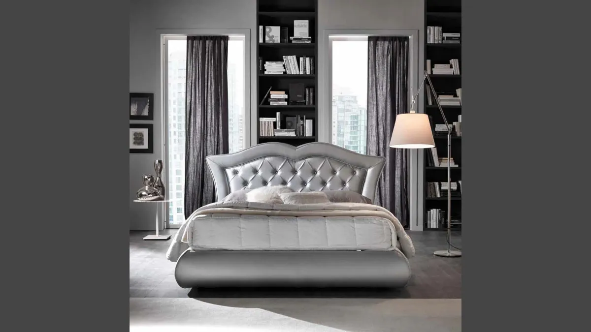 Letto Boheme in ecopelle Argento di Susan imbottiti