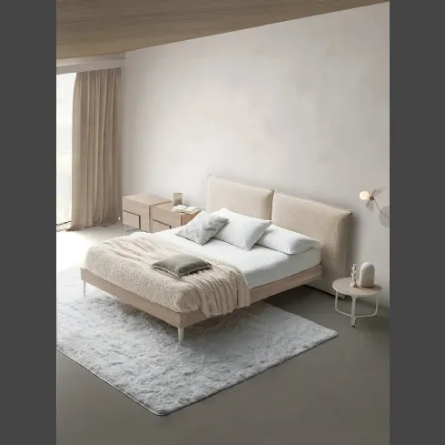Letto con testiera in tessuto imbottito e giroletto in Rovere Chloè Nordico di Devina Nais