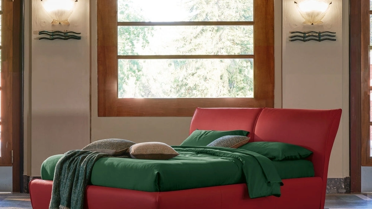 Letto imbottito Edward rivestito in pelle di Dorelan Letti