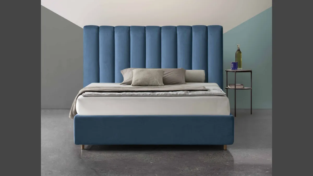 Letto in tessuto imbottito Minerva con testiera trapuntata di Nefi Italia