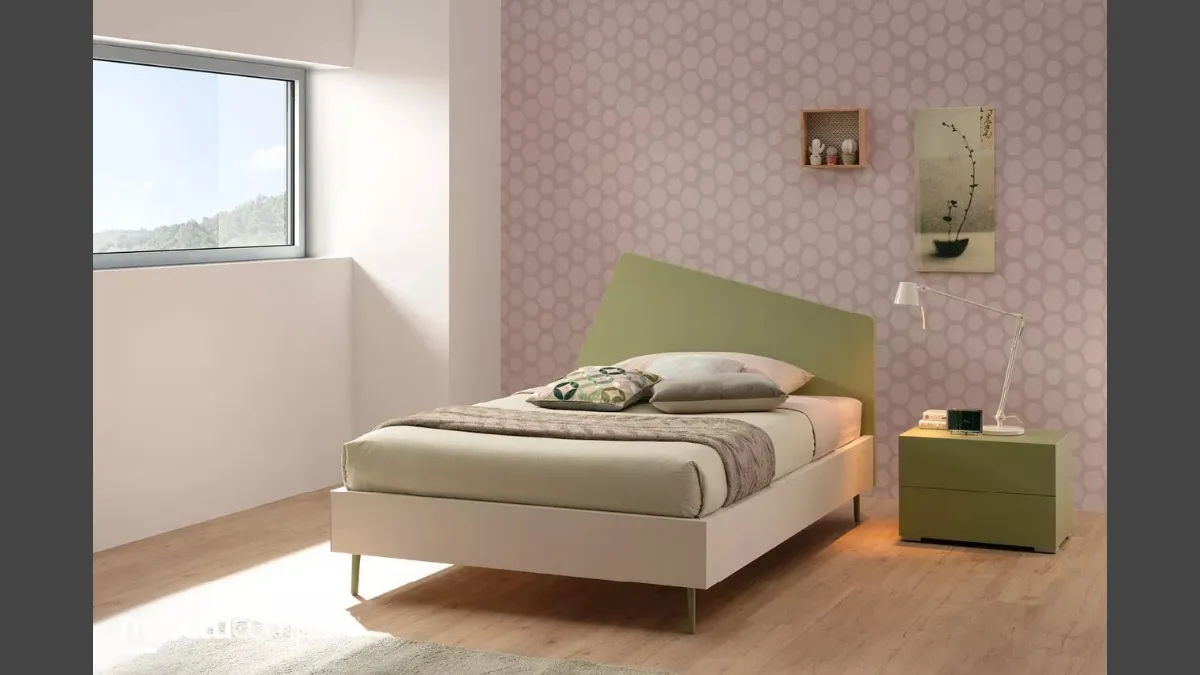 Letto a una piazza e mezza in melaminico Quarzo con testiera in laccato Flora SC122 di Moretti Compact