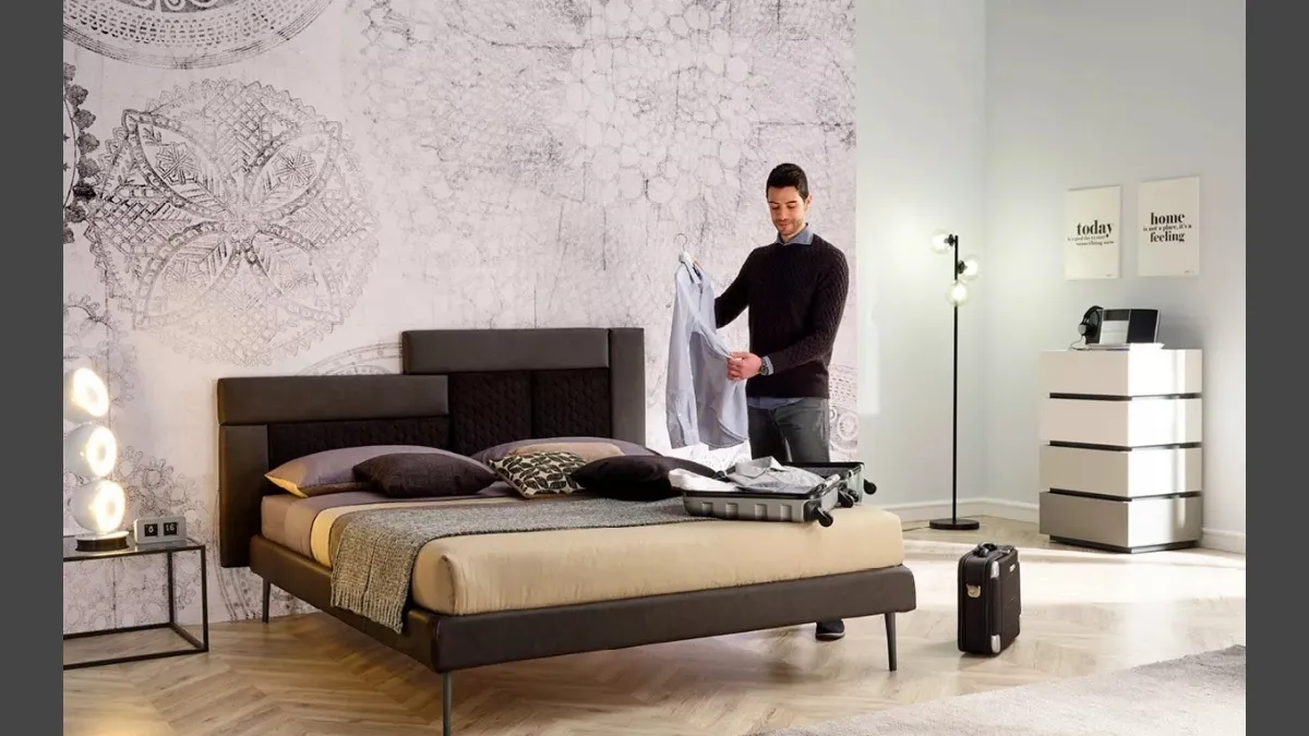 Letto in tessuto con testiera asimmetrica SC224 di Moretti Compact