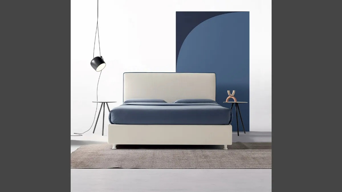 Letto semplice e lineare in tessuto con testiera Acquamarina di Nefi Italia