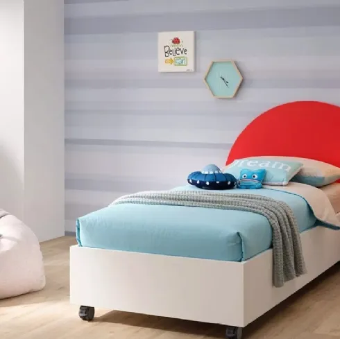 Letto singolo con contenitore SC103 in nobilitato Bianco Luce e testiera Hat in laccato Ciliegia di Moretti Compact