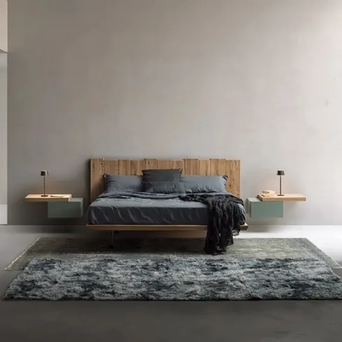 Letto in massello di Rovere con testiera sospesa Urban Ranch Slim di Devina Nais