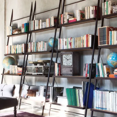 Libreria componibile Easy con struttura in ferro laccato Nero e ripiani in legno massello di Devina Nais