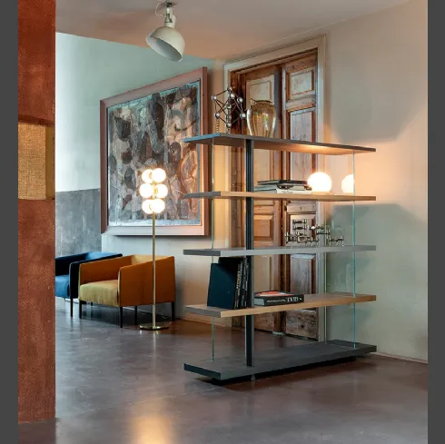 Libreria Zero 16 in legno massello di Rovere con schienale in vetro trasparente di Devina Nais