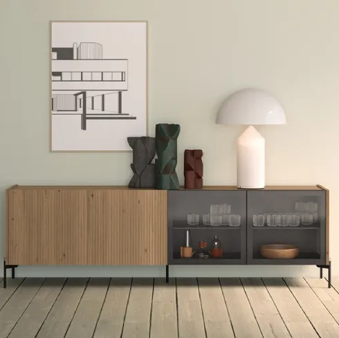 Madia Zero22 in legno cannettato di Rovere massello con due ante in vetro di Devina Nais