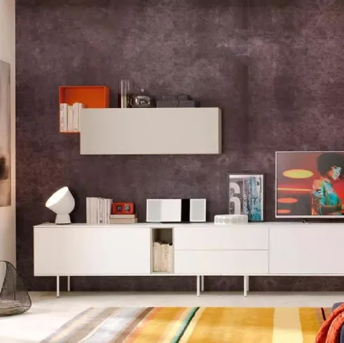 Parete attrezzata con wallbox a giorno e basamento in metallo laccato opaco LV106 di Moretti Compact