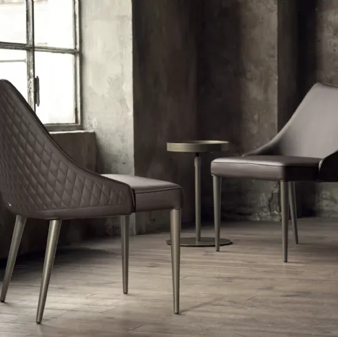 Poltroncina Clara in ecopelle con base in acciaio laccato di Bontempi